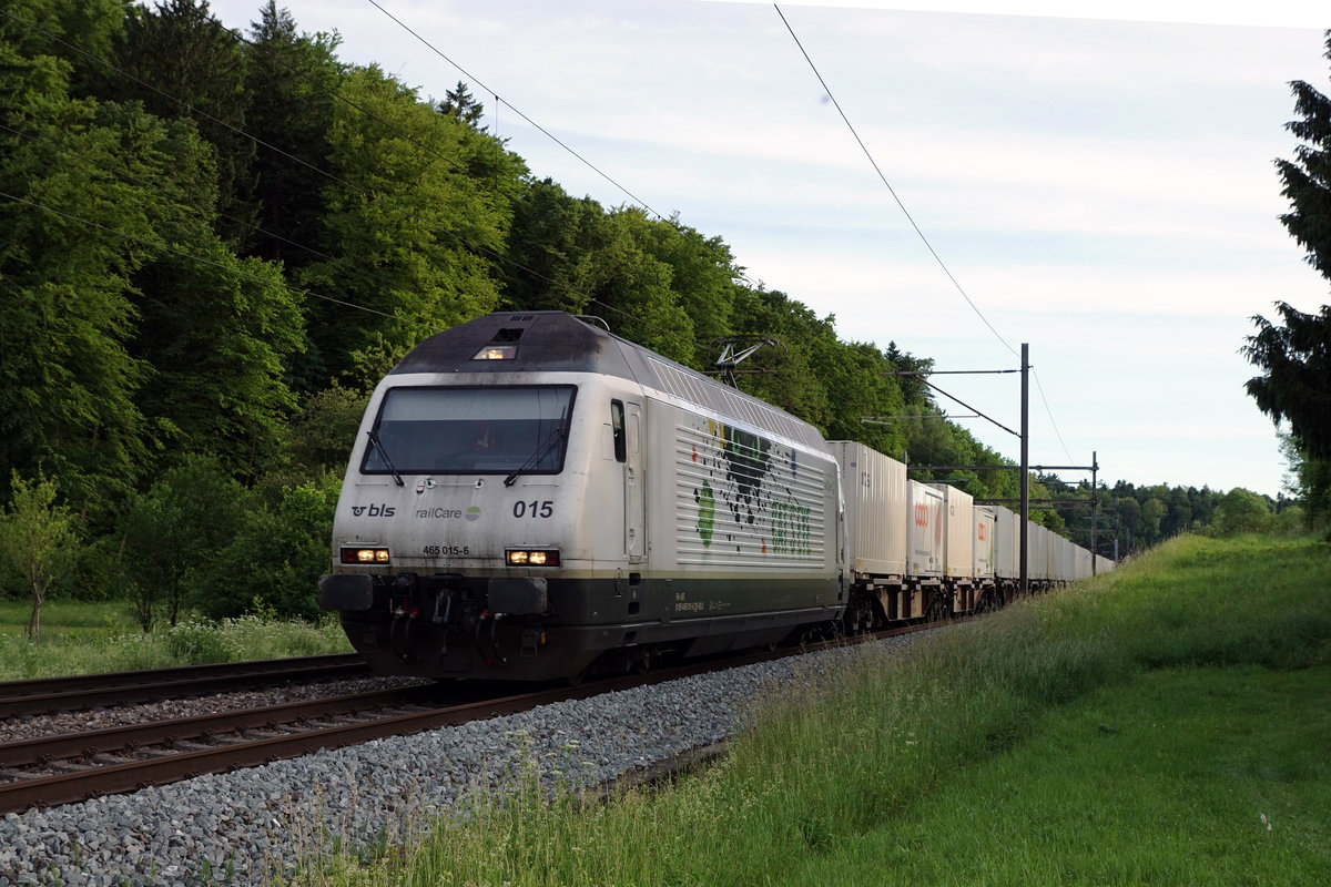 BLS: Re 465 015-6 im Dienste von Rail Care mit einem Containerzug zwischen Wangen an der Aare und Niederbipp am 24. Mai 2017.
Foto: Walter Ruetsch