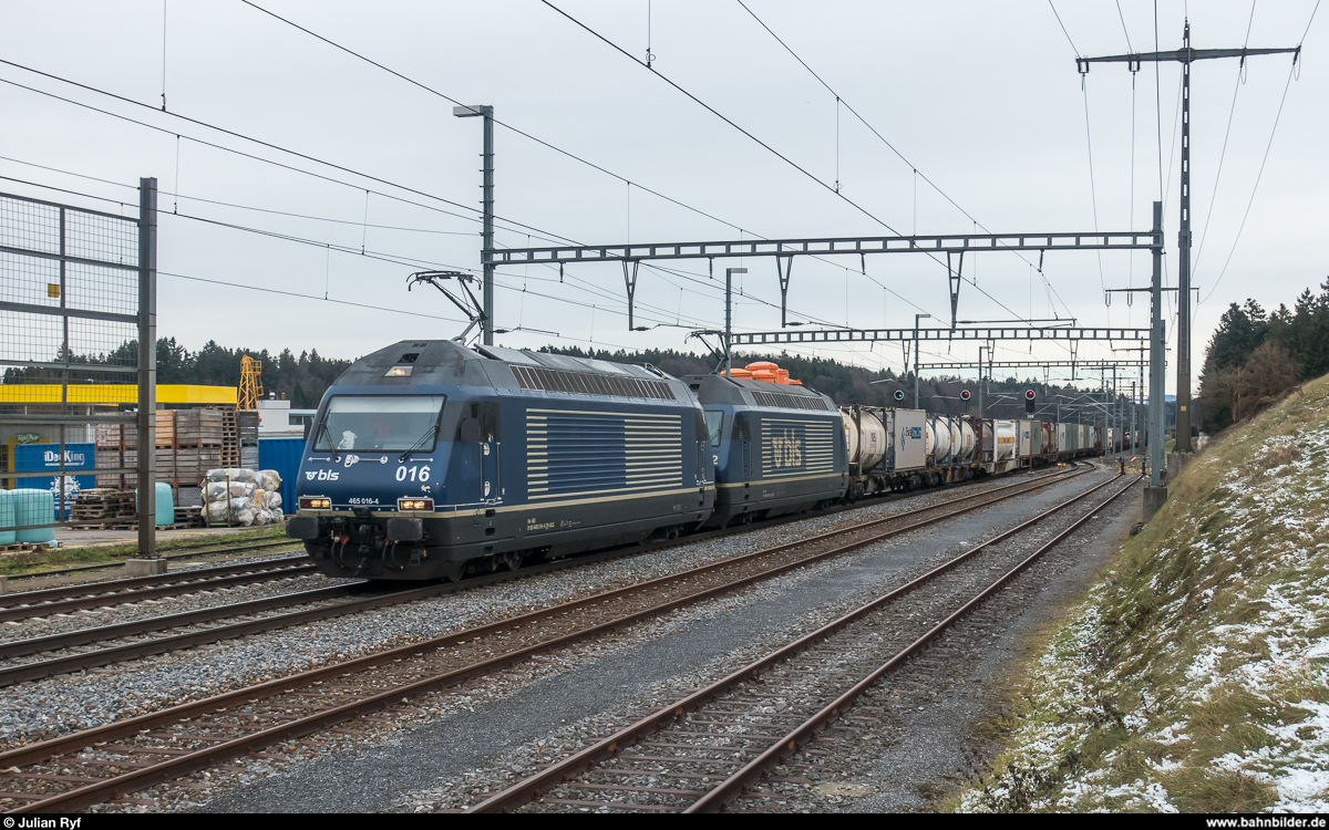 BLS Re 465 016 und 002(?) durchfahren am 29. Dezember 2017 mit einem UKV-Zug Richtung Süden den Bahnhof Hindelbank.<br>
Die Re 465 016 kam erst gerade von RailCare zurück zur BLS. Die Folien wurden zwar bereits entfernt, noch fehlt ihr aber eine Farbausbesserung und das neue BLS-Logo an der Seite.