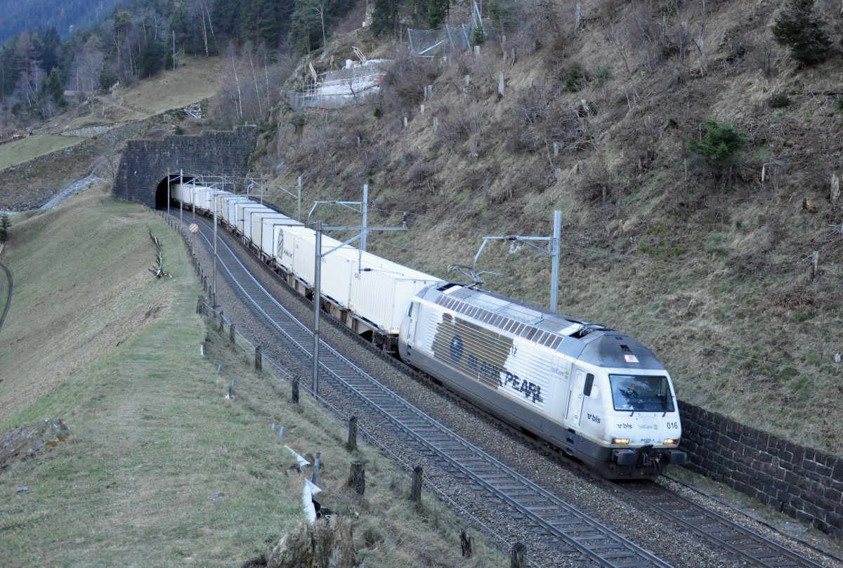 BLS Re 465 016-4 im  Black Pearl -Design nordwärts unterwegs auf der obersten Stufe bei Wassen. Aufgenommen am 23.12.2014 