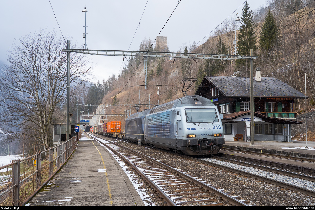 BLS Re 465 016 mit Werbung für die Stockhornbahn und eine weitere Re 465 durchfahren am 19. Januar 2020 den Bahnhof Blausee-Mitholz an der Lötschberg-Nordrampe mit einem UKV-Zug Richtung Norden.