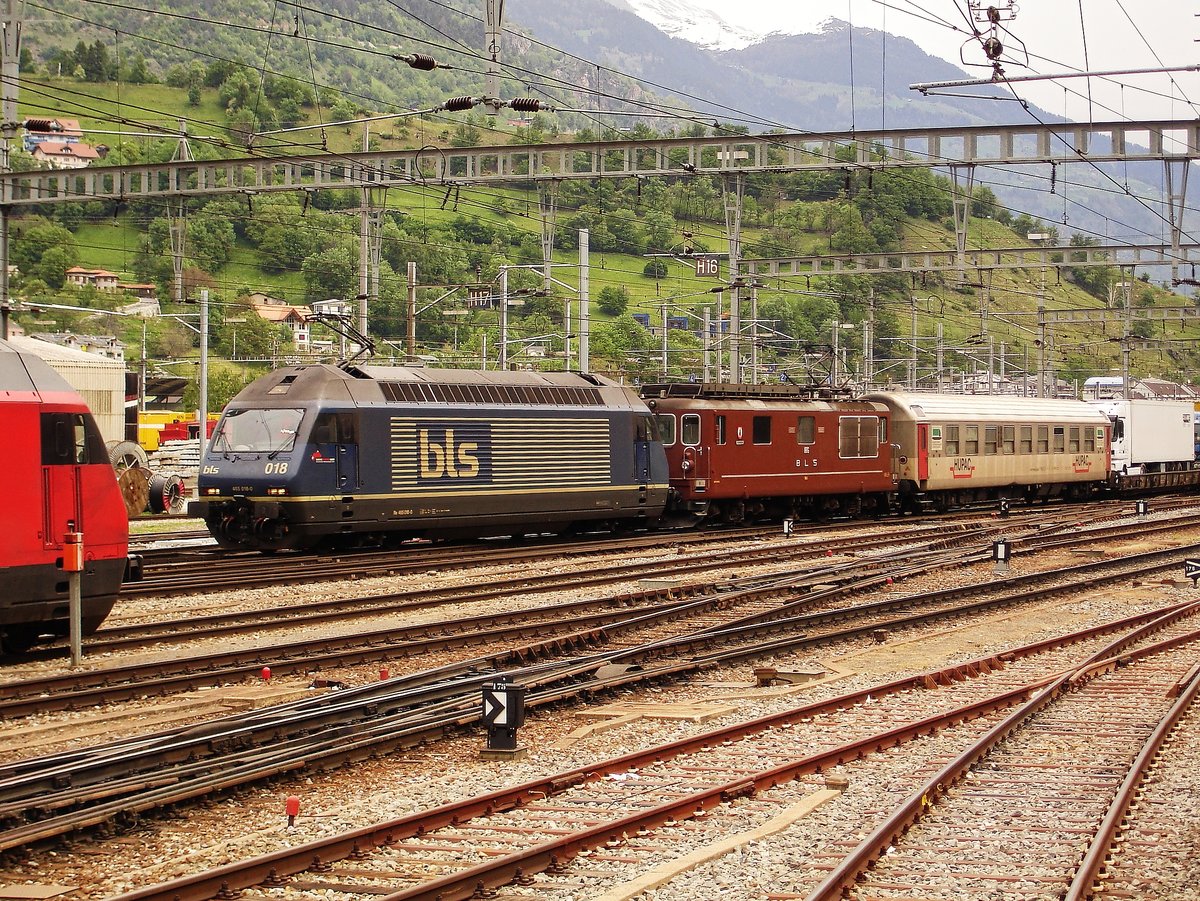BLS Re 465 018 mit Re 425 186 und einer RoLa am 20.5.2006 in Brig.
