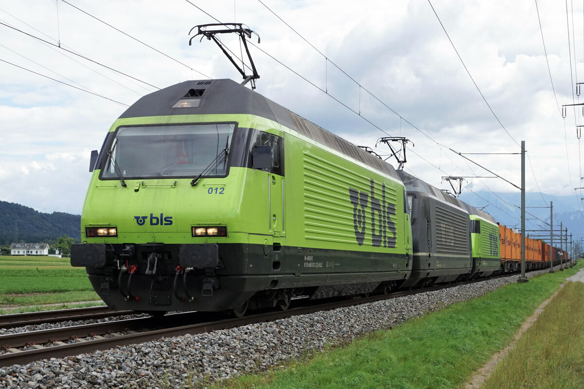 BLS Re 465 Dreifachtraktion trotz dem begonnen Streik der DB Lokomotivführer in grün + blau + grün bei Kiesen am 23. August 2021.
An der Spitze dieses seltenen Zuges war die Re 465 012 eingereiht.
Foto: Walter Ruetsch 