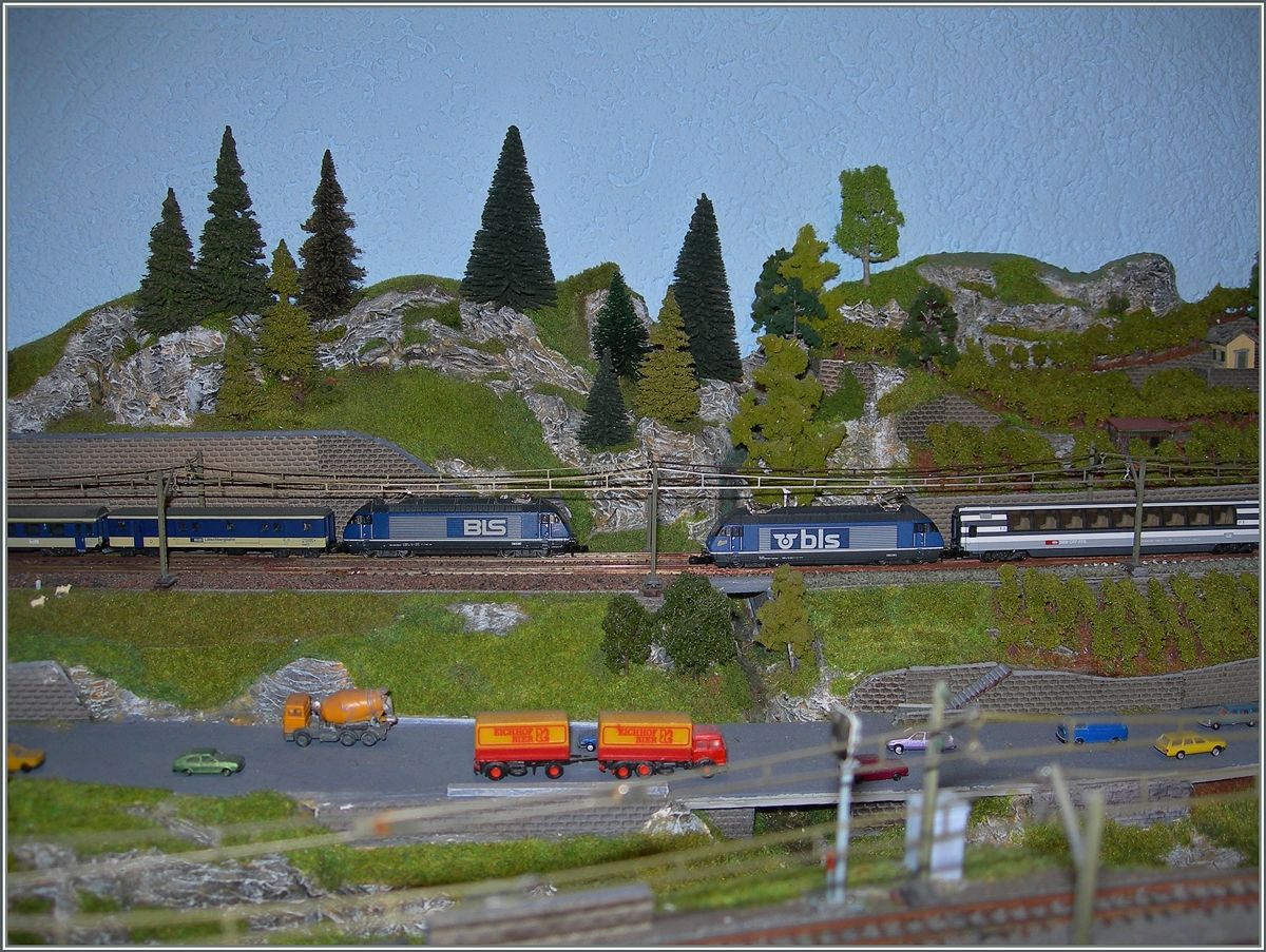 BLS Re 465 im Original-Farb-Design und im aktuellen  Fusions -Design auf meiner Z-Anlage.
24. Aug. 2014 