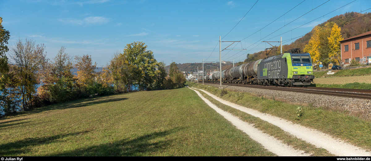 BLS Re 485 001 mit Kesselwagenzug St. Margrethen - Cornaux am 26. Oktober 2018 bei Holderbank.