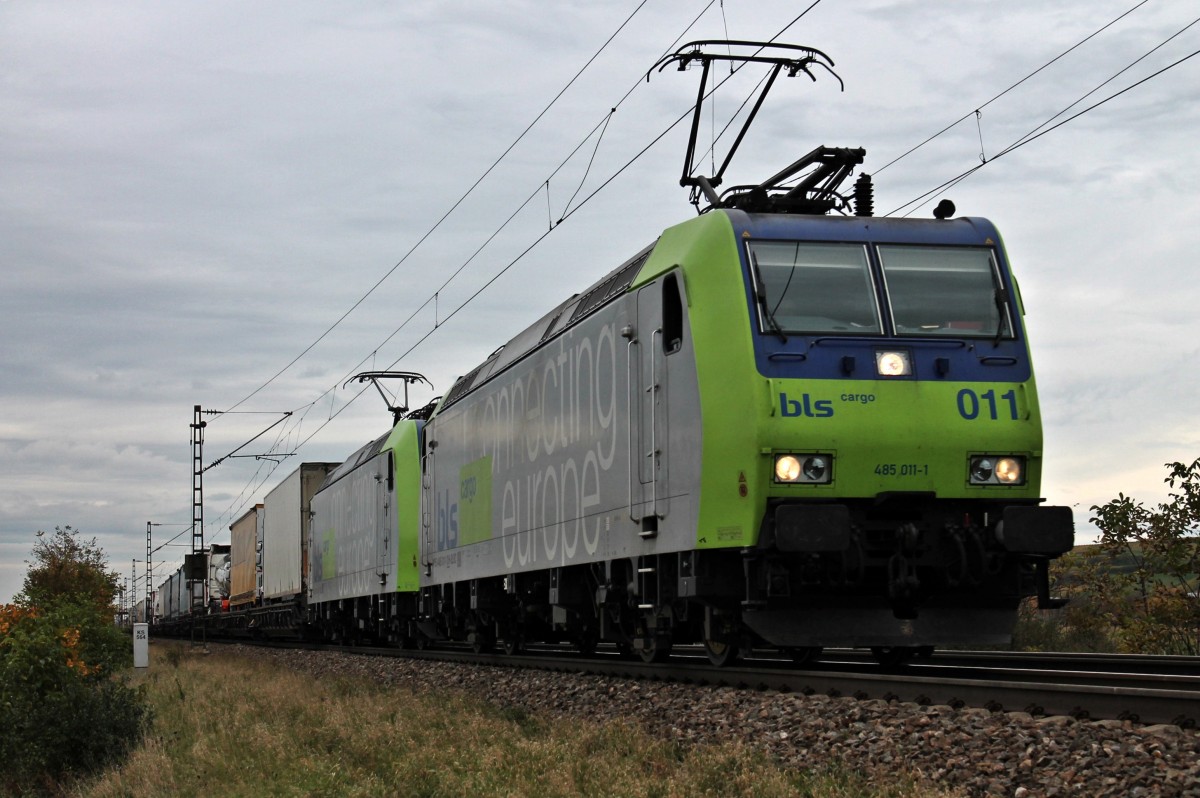 BLS Re 485 011-1 fuhr zusammen mit BLS Re 485 019-4 am 08.11.2013 eine RoLa von Freiburg Gbf nach Novara bis Domodossola bespannen. Hier fahren sie an Hgelheim, nrdlcih von Mllheim (Baden), gen Basel.