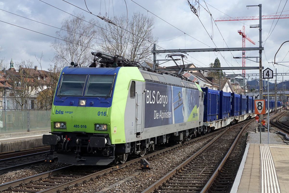 BLS Re 485 016 mit einem sehr langen Müllzug in Liestal am 18. März 2021.
Foto: Walter Ruetsch