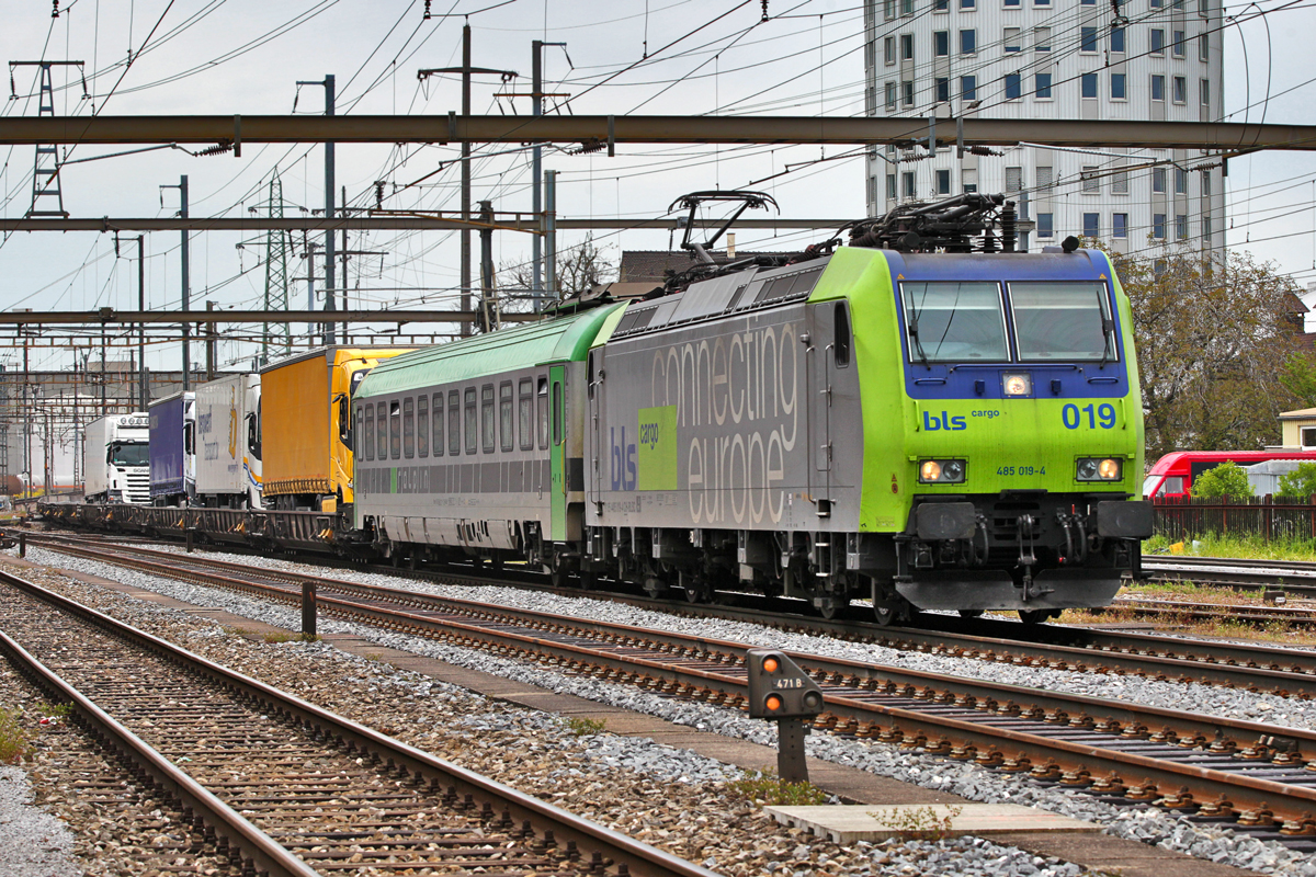 Bls Re 485 019-4 fährt im Bahnhof Pratteln mit einer RoLa vorüber.Bild vom 9.5.2016
