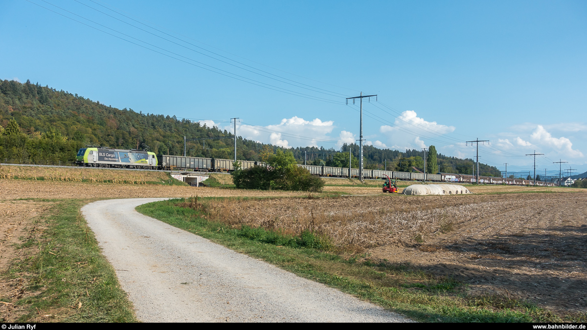 BLS Re 485 mit langem Güterzug am 19. September 2018 zwischen Gümligen und Ostermundigen auf der Fahrt Richtung Norden.