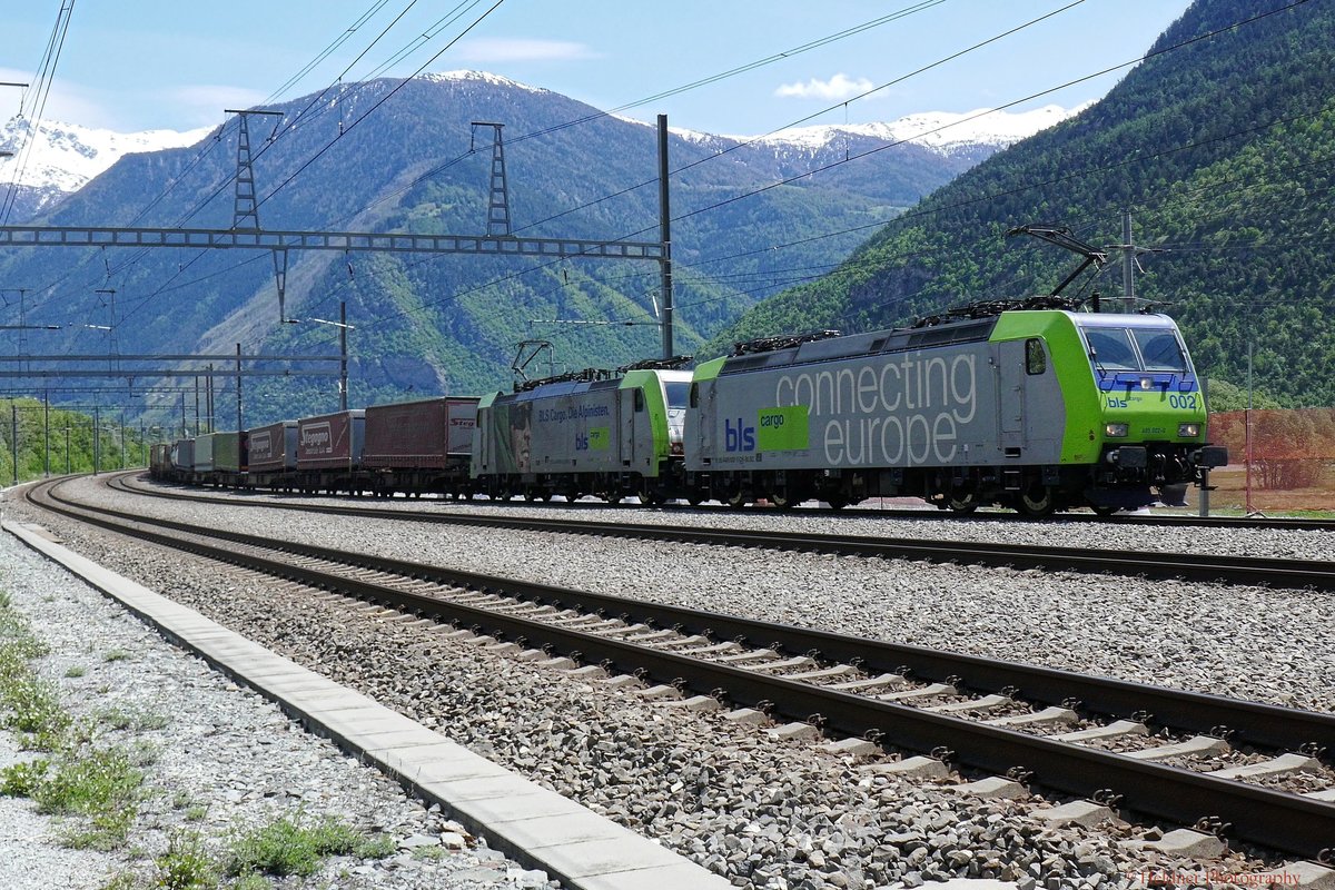 BLS Re 485 mit Re 486 mit einem Güterzug richtung Bern, 15.5.2016 bei Visp.
