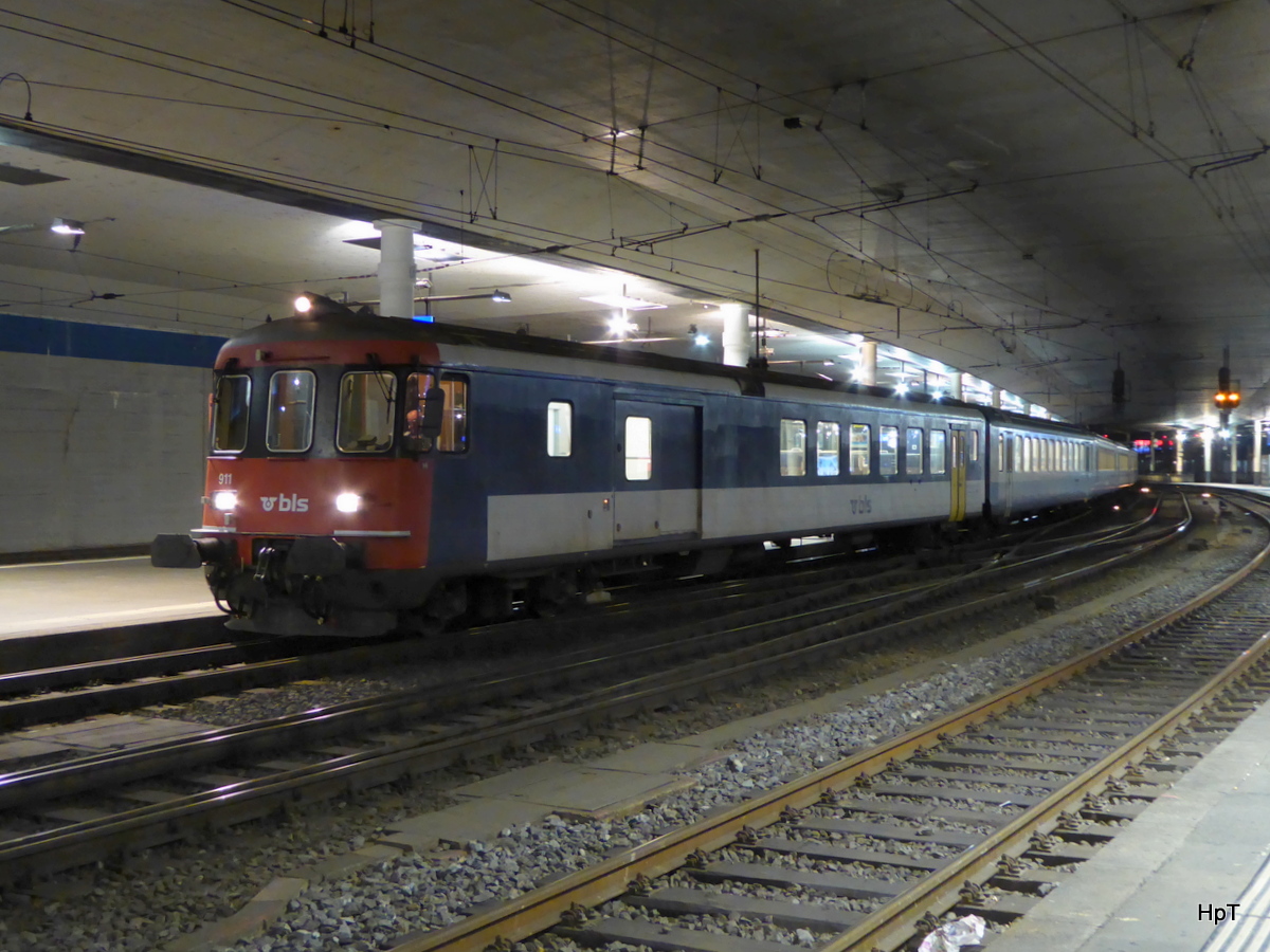 BLS - RE Bern - Neuchatel Morgens um 05.45 Uhr mit dem Steuerwagen BDt 50 63 8233 911-3 an der Spitze des Zuges im Bahnhof Bern am 17.10.2015 