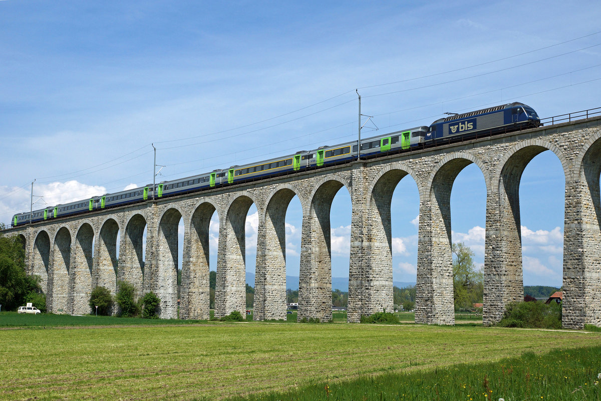 BLS: Re Bern-La Chaux de Fonds mit einer Re 465 beim Passieren des Gümmenen Viadukts am 7. Mai 2016.
Foto: Walter Ruetsch