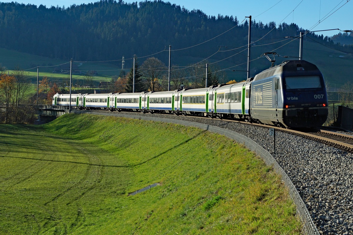 BLS: RE Bern-Luzern mit EW III-Pendel bald Geschichte. Am 7. November 2015 schob die Re 465 007-3 einen RE von Luzern nach Bern. Auf der Fotostelle bei Emmenmatt konnte gleichzeitig auch der Nachschuss verewigt werden.
Foto: Walter Ruetsch