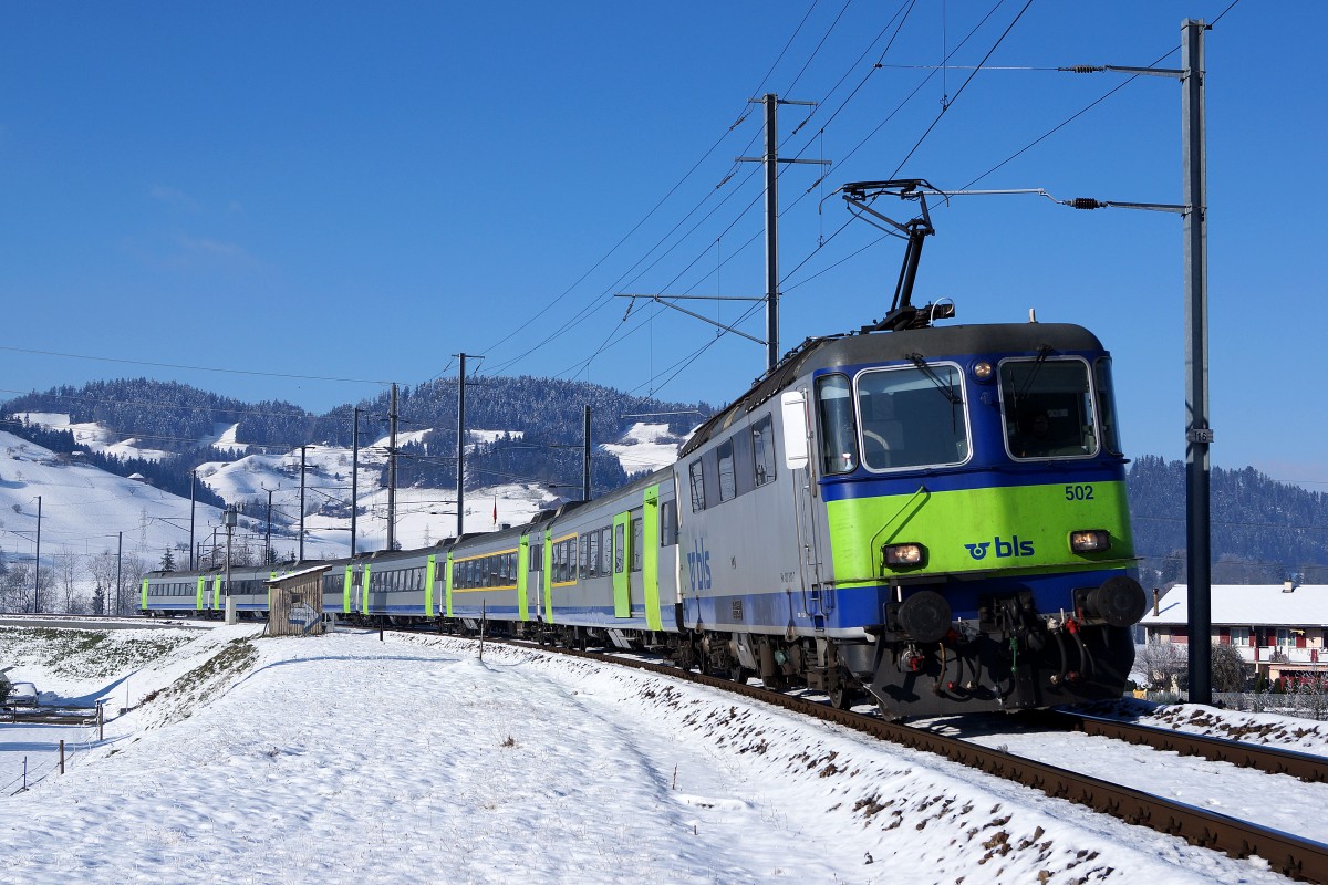 BLS: Re Bern-Luzern mit Re 420 502-7 am ersten Sonntag des Advent. Die Aufnahme ist bei Langnau i.E. entstanden am 1. Dezember 2013.
Foto: Walter Ruetsch