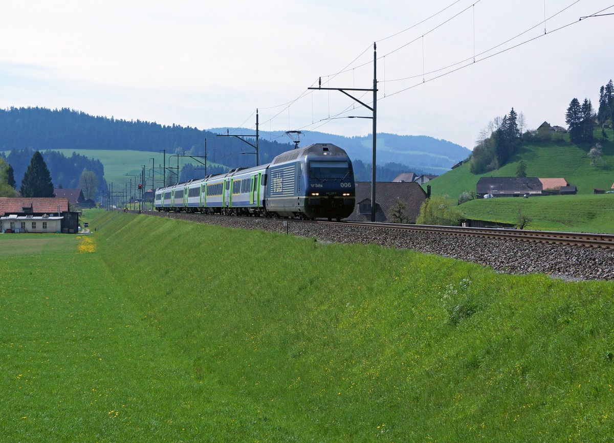 BLS: RE Bern-Luzern mit Re 465 006 zwischen Konolfingen und Langnau im Emmental unterwegs am 29. April 2015.
Foto: Walter Ruetsch