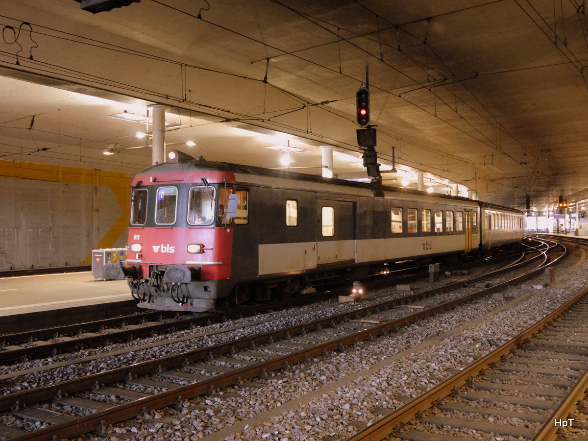 bls - RE von Bern nach Neuenburg mit dem Steuerwagen BDt 50 85 82-33911-3 an der Spitze des Zuges im Bahnhof Bern am 26.07.2015