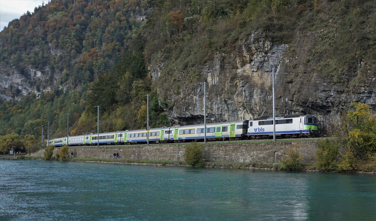 BLS RE Interlaken Ost - Zweisimmen mit Re 4/4 II, ehemals SBB, in Interlaken unterwegs am 20. Oktober 2019.
Foto: Walter Ruetsch
