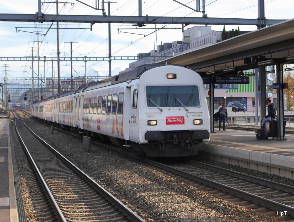 BLS - RE Luzern - Bern an der Spitze der Steuerwagen Bt 50 85 80-35 990-1 bei der durchfahrt im Bahnhof Gümligen am 22.11.2014