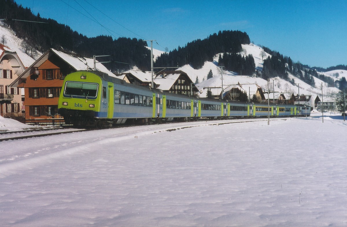 BLS: Re Luzern-Bern im Luzerner-Hinterland bei Escholzmatt im Dezember 2004.
Foto: Walter Ruetsch