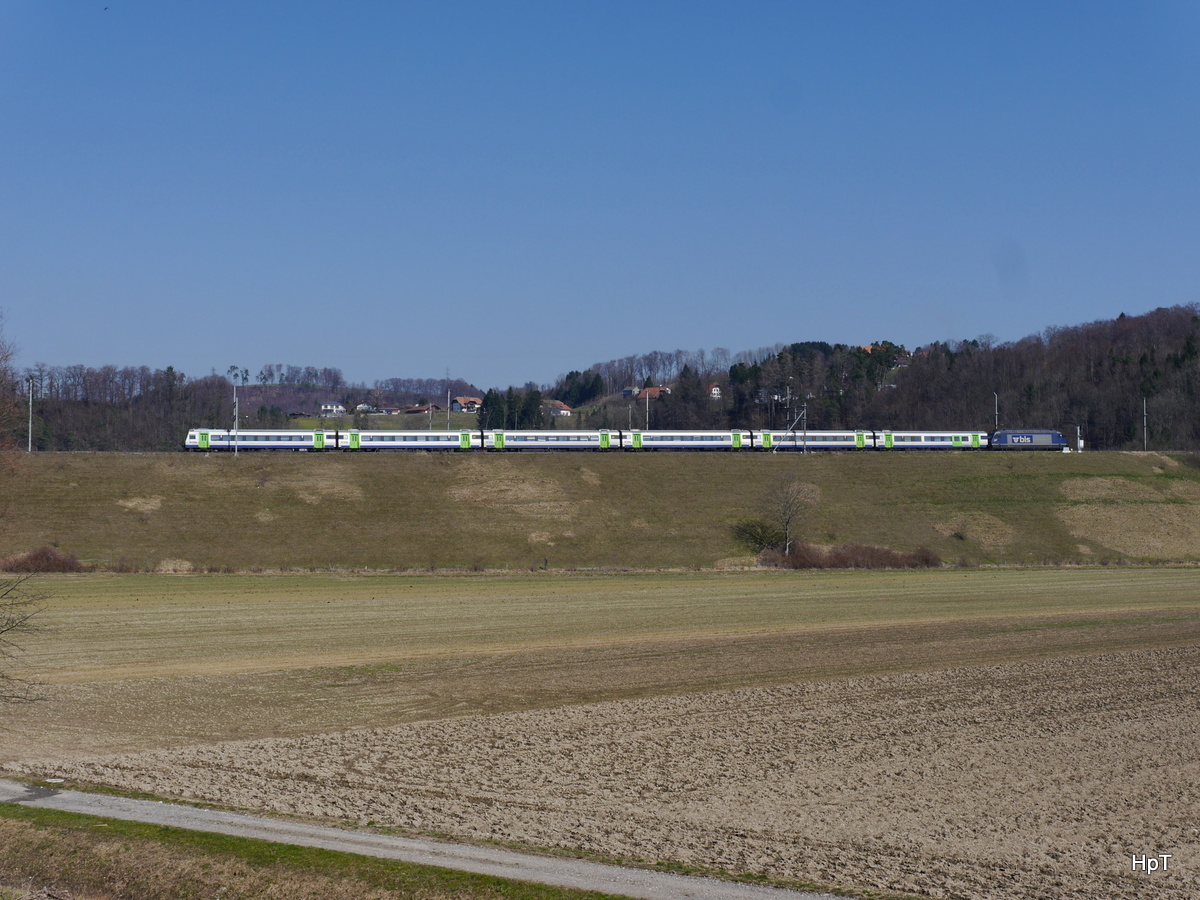BLS - RE nach Bern unterwegs bei Gümmenen am 24.03.2018