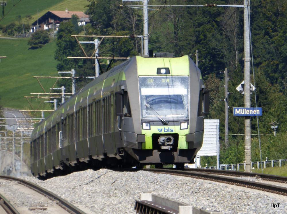 BLS - Re nach Brig an der Spitze der Triebzug RABe 121-8 unterwegs bei Mülenen am 23.09.2014