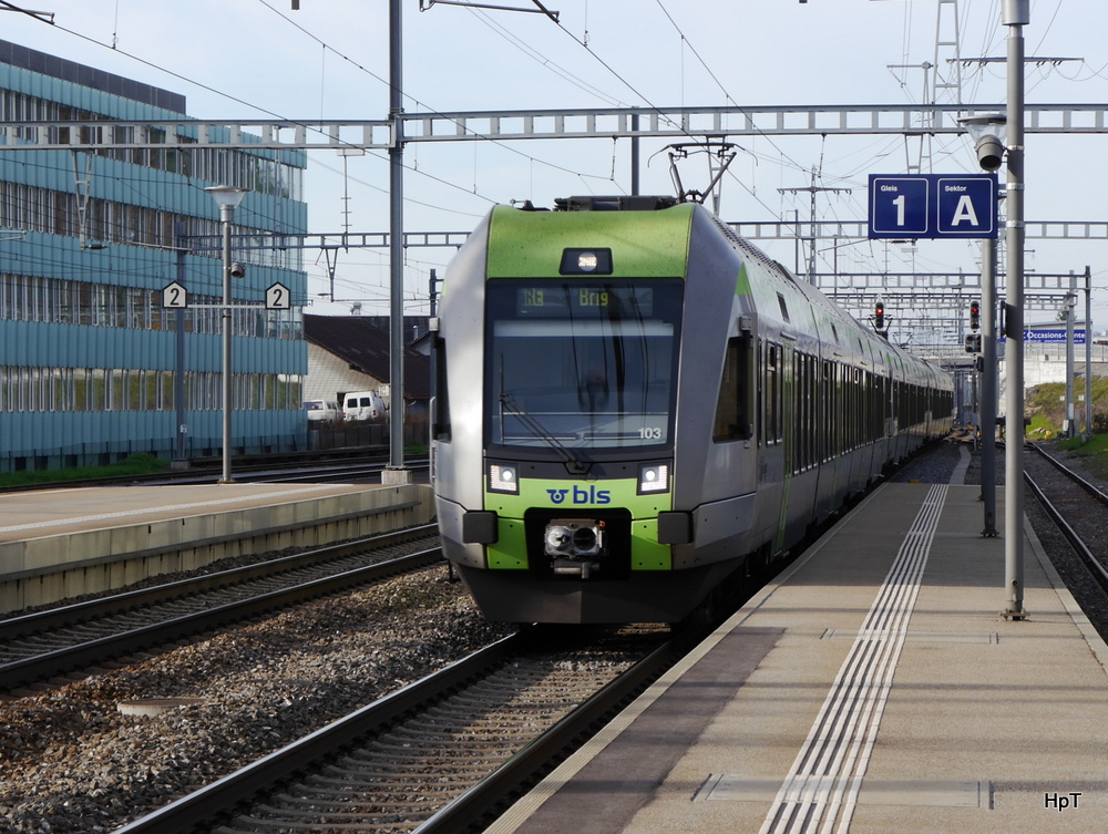BLS - RE nach Brig an der Spitze der Triebzug RABe 535 103-6 bei der durchfahrt in Gümligen am 22.11.2014