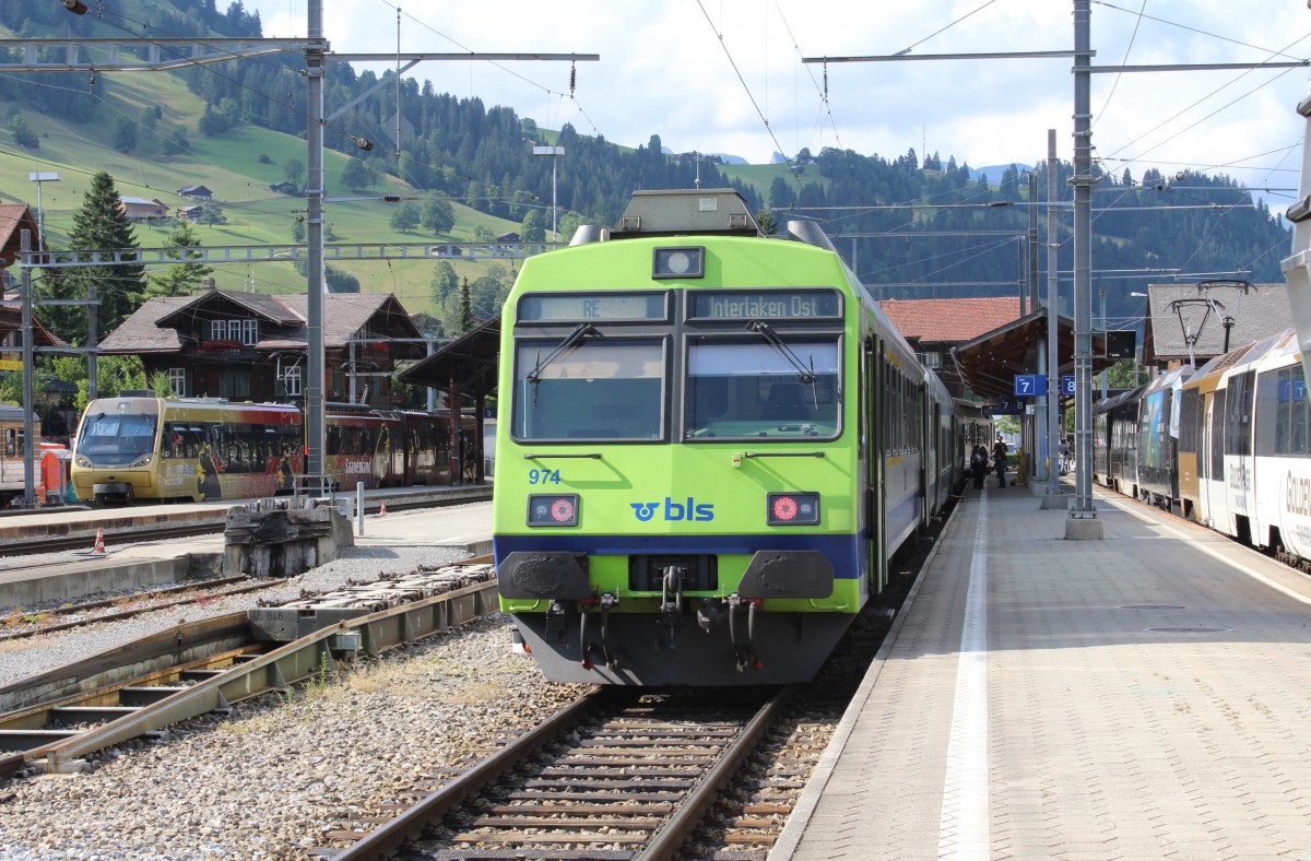 BLS RE nach Interlaken Ost: Der Steuerwagen ABt 506380 - 35 974 hält am 8. Juli 2015 in Zweisimmen (Gleis 7).