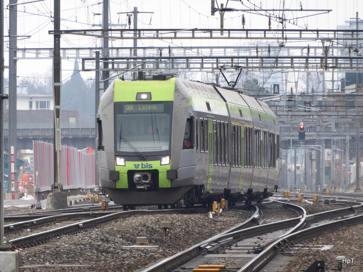 BLS - RE nach Luzern mit dem Triebzug RABe 535 111-9 kurz vor der Durchfahrt der Haltestelle Bern-Wankdorf am 25.03.2016