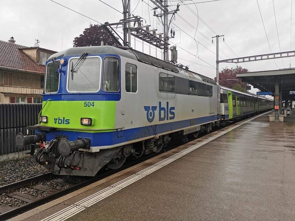 BLS Re420 504 in Münsingen am Montag 20.5.2019. Bild entstand bei der Überfuhr des EWIII Pendels von Bern Aebimatt nach Spiez als Leermaterialzug beim warten auf Überholung durch die InterCitys von Bern. Solche Diensthalte sind immer sehr praktisch um ein Bild zu machen.
