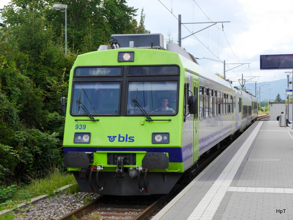 BLS - Regio aus Lyss bei der einfahrt in Büren an der Aare mit dem Steuerwagen ABt 50 85 80-35 939-8 an der Spitze am 09.08.2014