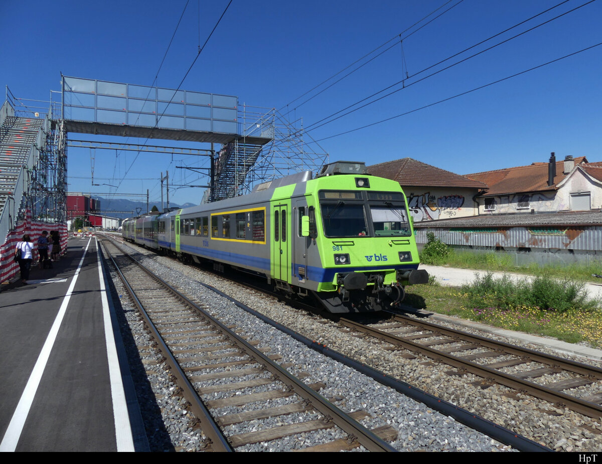 BLS - Regio von Büren an der Aare nach Lyss bei der ausfahrt aus dem Bahnhof Busswil am der Spitze der Steuerwagen ABt 50 85 80-35 981 unterwegs am 18.05.2022