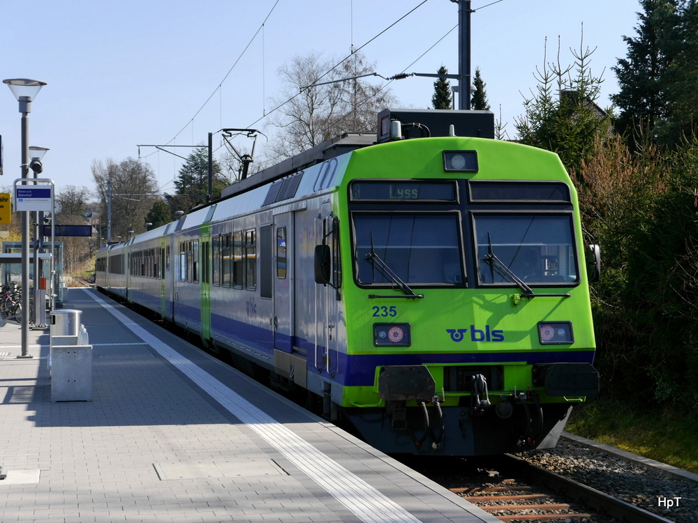 BLS - Regio Büren an der Aare nach Lyss an der Spitze der Triebwagen RBDe 4/4 566 235-8 im Bahnhof Büren an der Aare am 16.03.2014