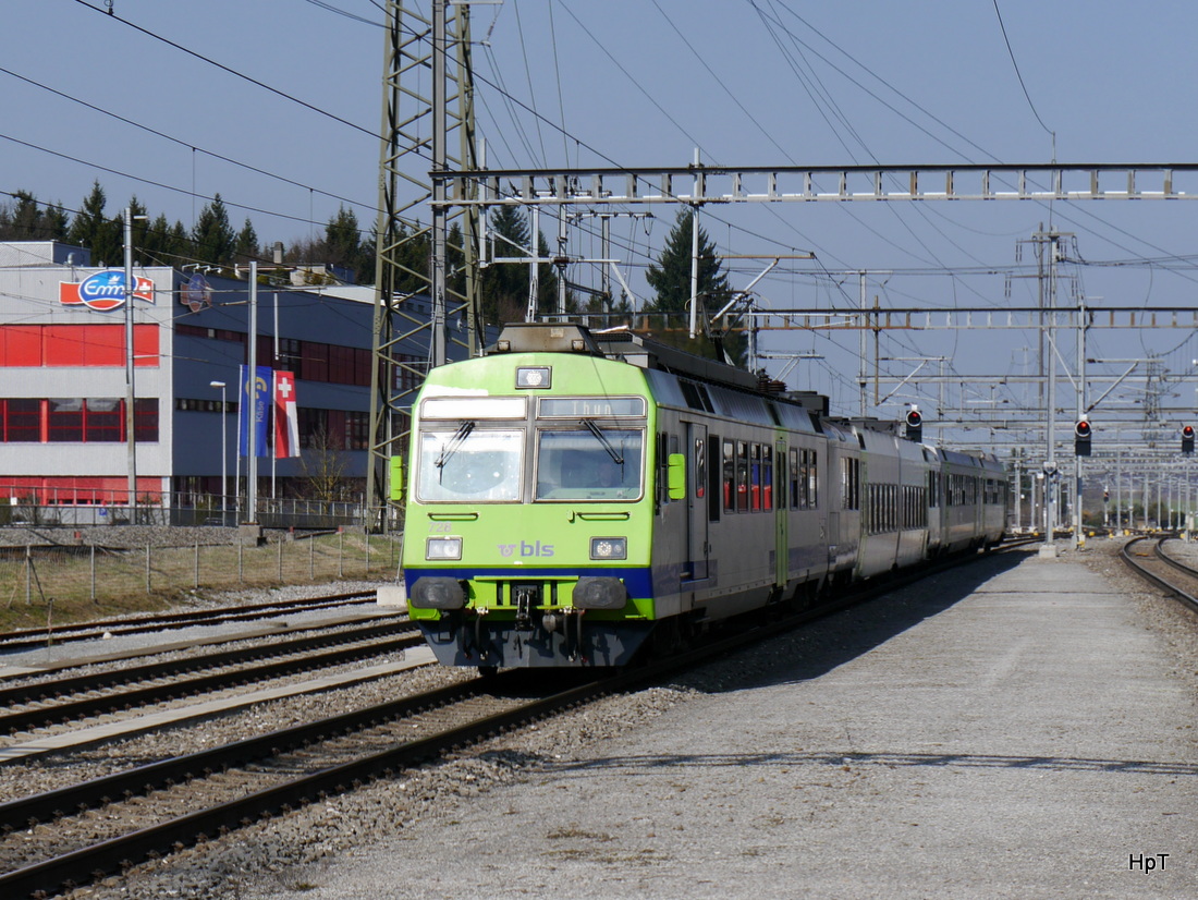 BLS - Regio von Burgdorf nach Thun bei der einfahrt in den Bahnhof Zollikofen am 23.03.2015