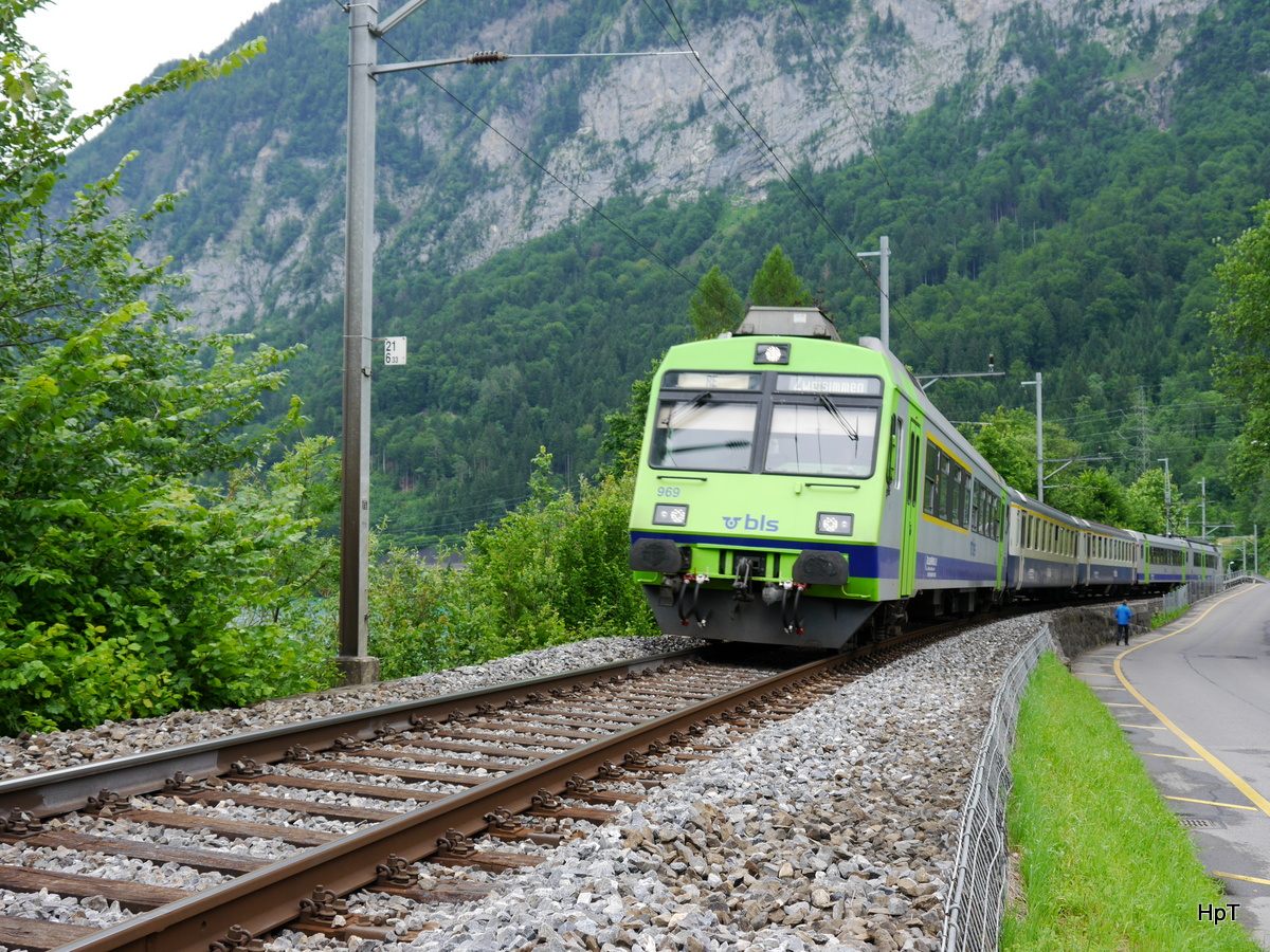 BLS - Regio von Interlaken Ost nach Spiez bei der durchfahrt in der Därligen am 21.06.2015