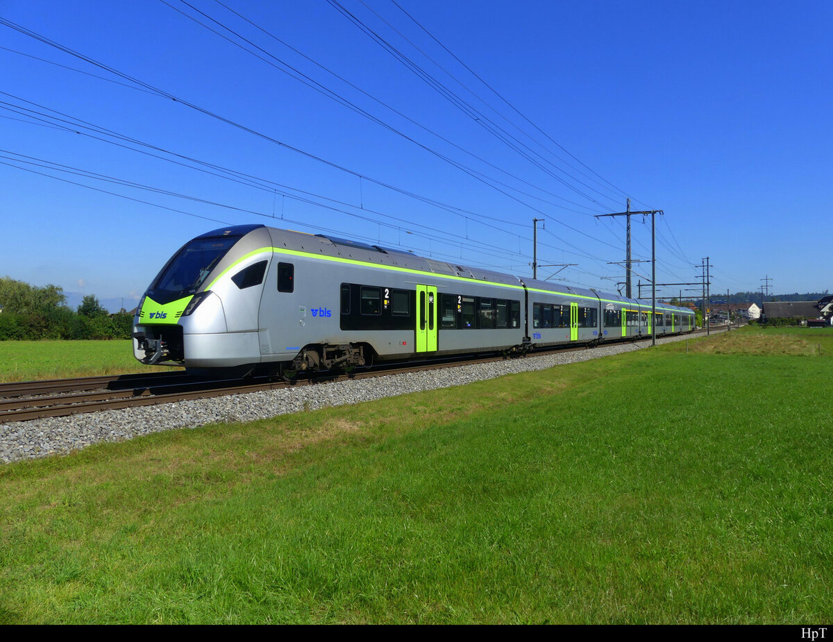 BLS - Regio mit dem RABe 528 105 nach Bern-Thun unterwegs bei Lyssach am 24.09.2021