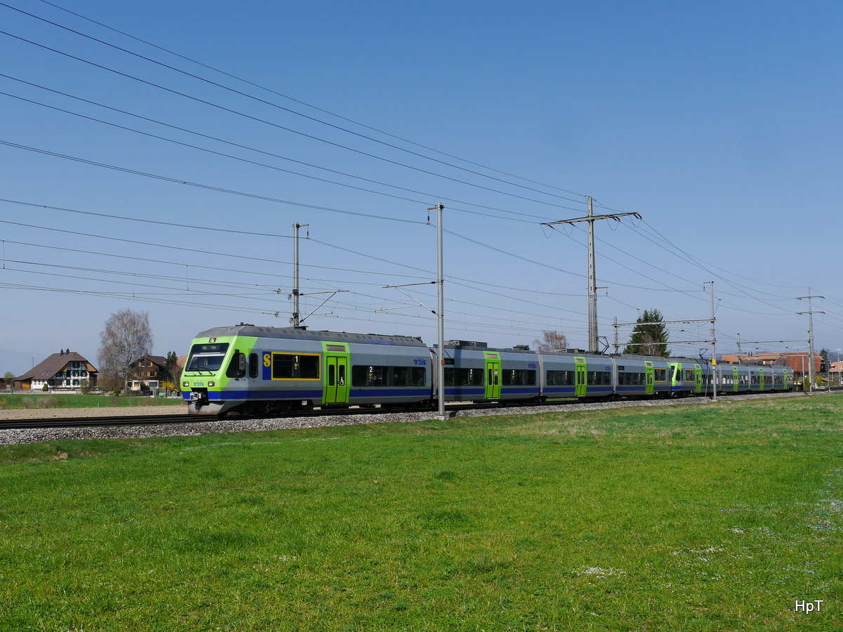 BLS - Regio nach Bern - Thun an der Spitze der RABe 525 024-6 + 525 ... unterwegs in Lyssach am 25.03.2017