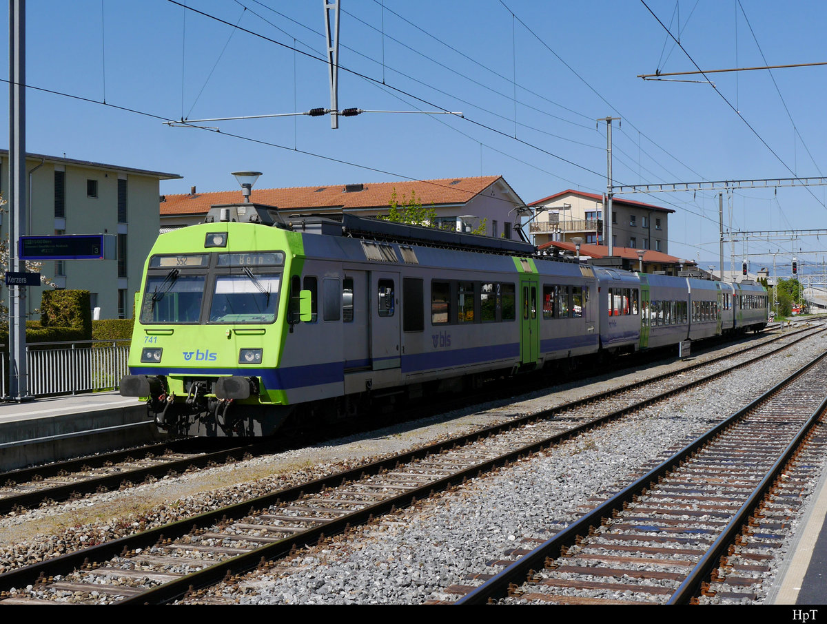 BLS - Regio nach Bern an der Spitze der Triebwagen RBDe 4/4 565 741 im Bahnhof von Kerzers am 20.04.2019