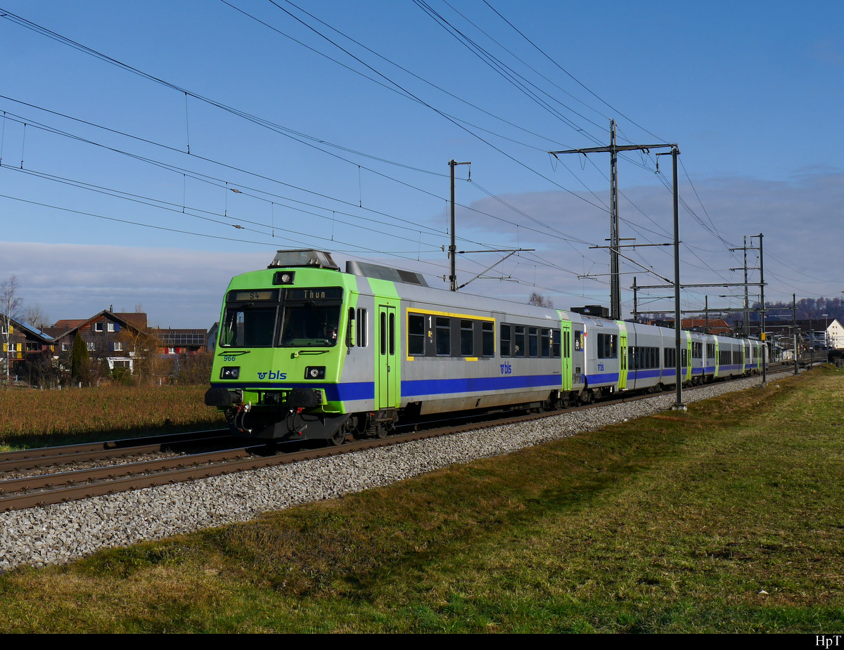 BLS - Regio nach Bern - Thun an der Spitze der Steuerwagen ABt 50 85 80-35 966 unterwegs bei Lyssach am 18.12.2020