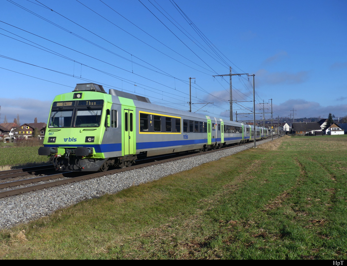 BLS - Regio nach Bern - Thun an der Spitze der Steuerwagen ABt 50 85 80-35 967 unterwegs bei Lyssach am 31.12.2021