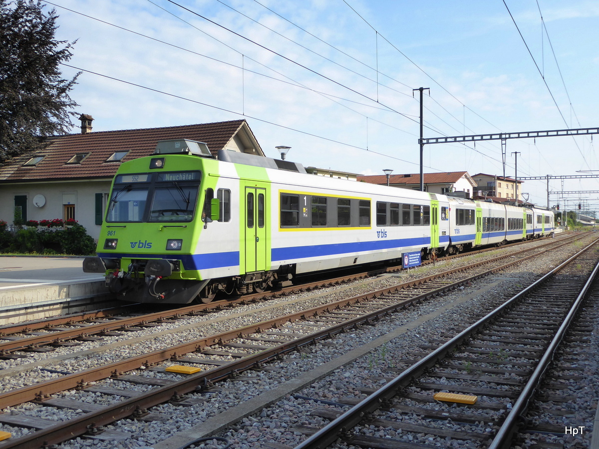 BLS - Regio nach Bern ( Falsche Zugsanschrift Neuchàtel) an der Spitze der Steuerwagen ABt 50 85 80-35 961-2 in Kerzers am 25.07.2016