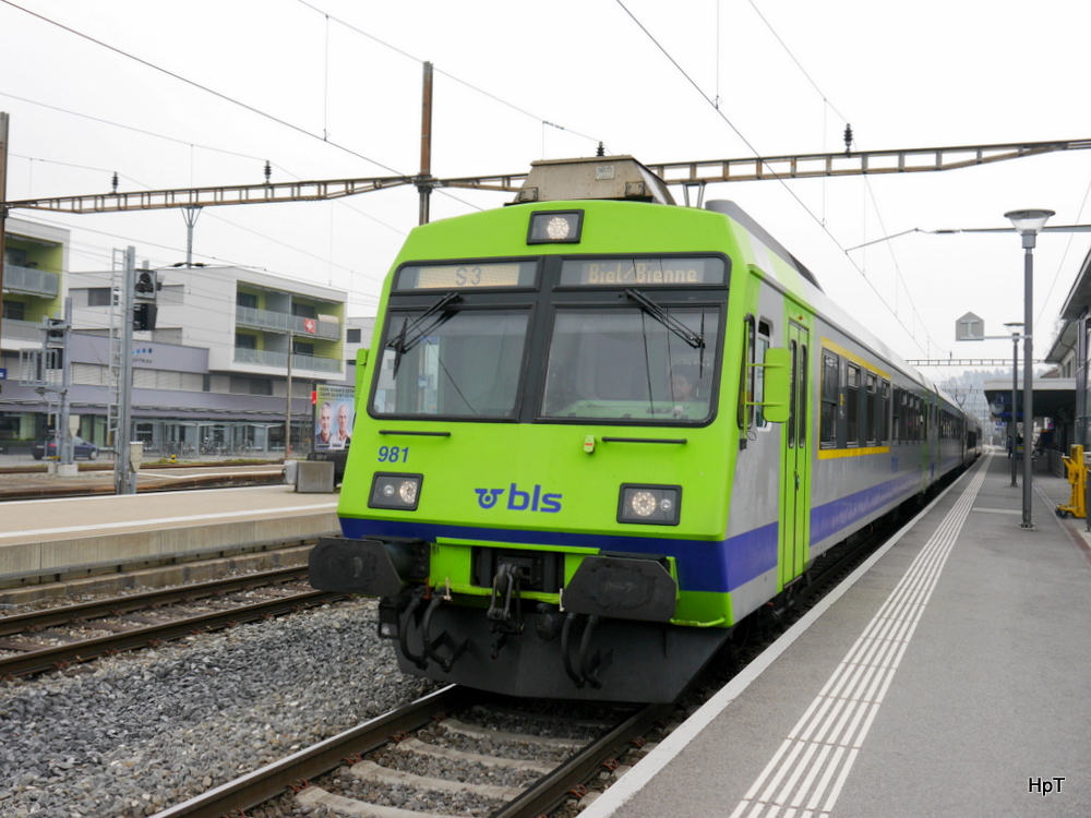 BLS - Regio nach Biel an der Spitze der Steuerwagen ABt 50 85 80-35 981-0 im Bahnhof Lyss am 15.03.2014