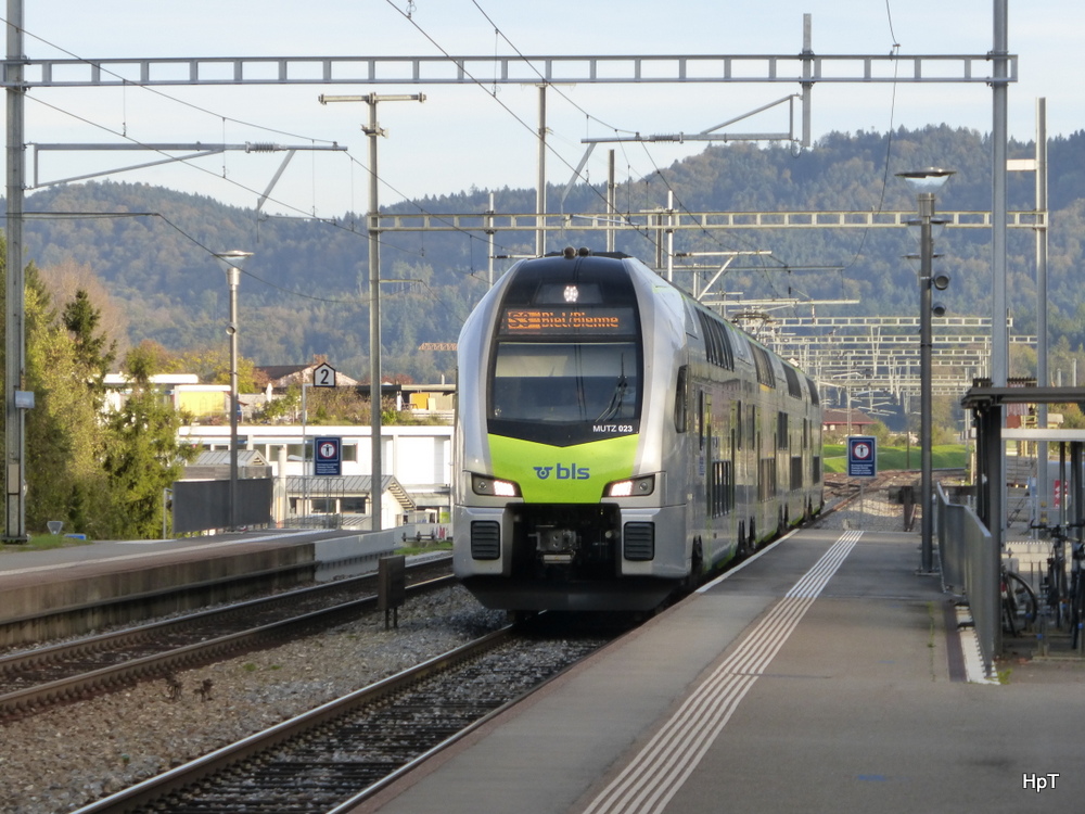 BLS - Regio nach Biel mit dem Triebwagen RABe 515 026 bei der einfahrt im Bahnhof von Münchenbuchsee am 19.10.2014