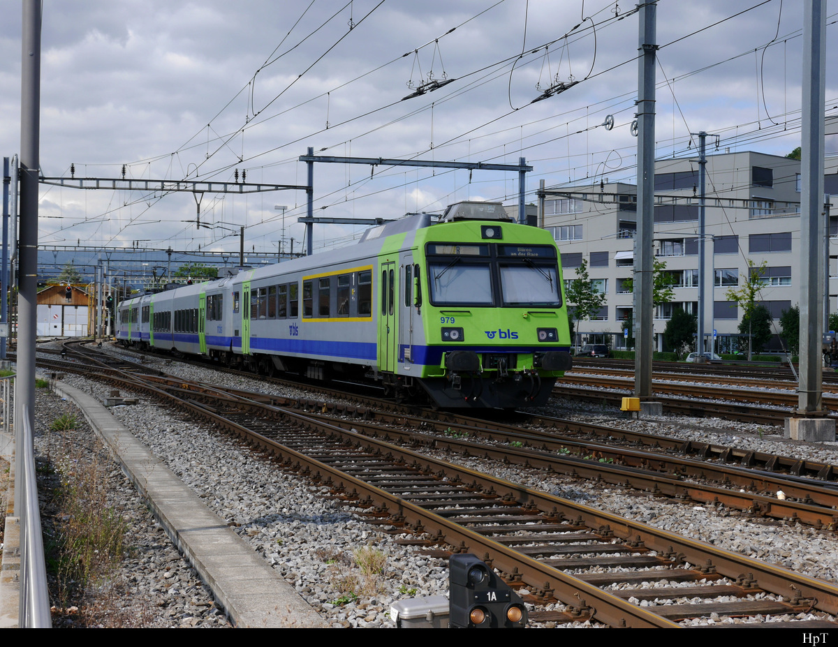 BLS - Regio nach Büren an der Aare am Schluss der Steuerwagen ABt 50 85 80-35 979 im Bahnhofsareal von Lyss am 07.09.2020