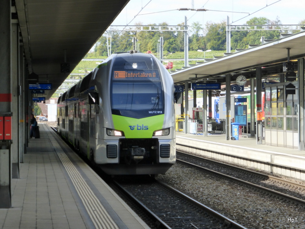 BLS - Regio nach Interlaken mit dem Triebwagen RABe 515 012-3 im Bahnhof Spiez am 08.10.2014