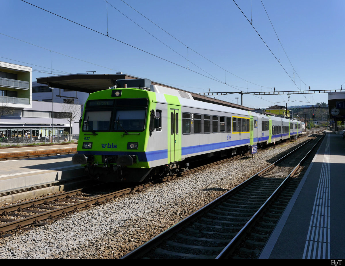 BLS - Regio nach Kerzers an der Spitze der Steuerwagen ABt 50 85 80-35 937-2 im Bahnhof Lyss am 20.04.2019