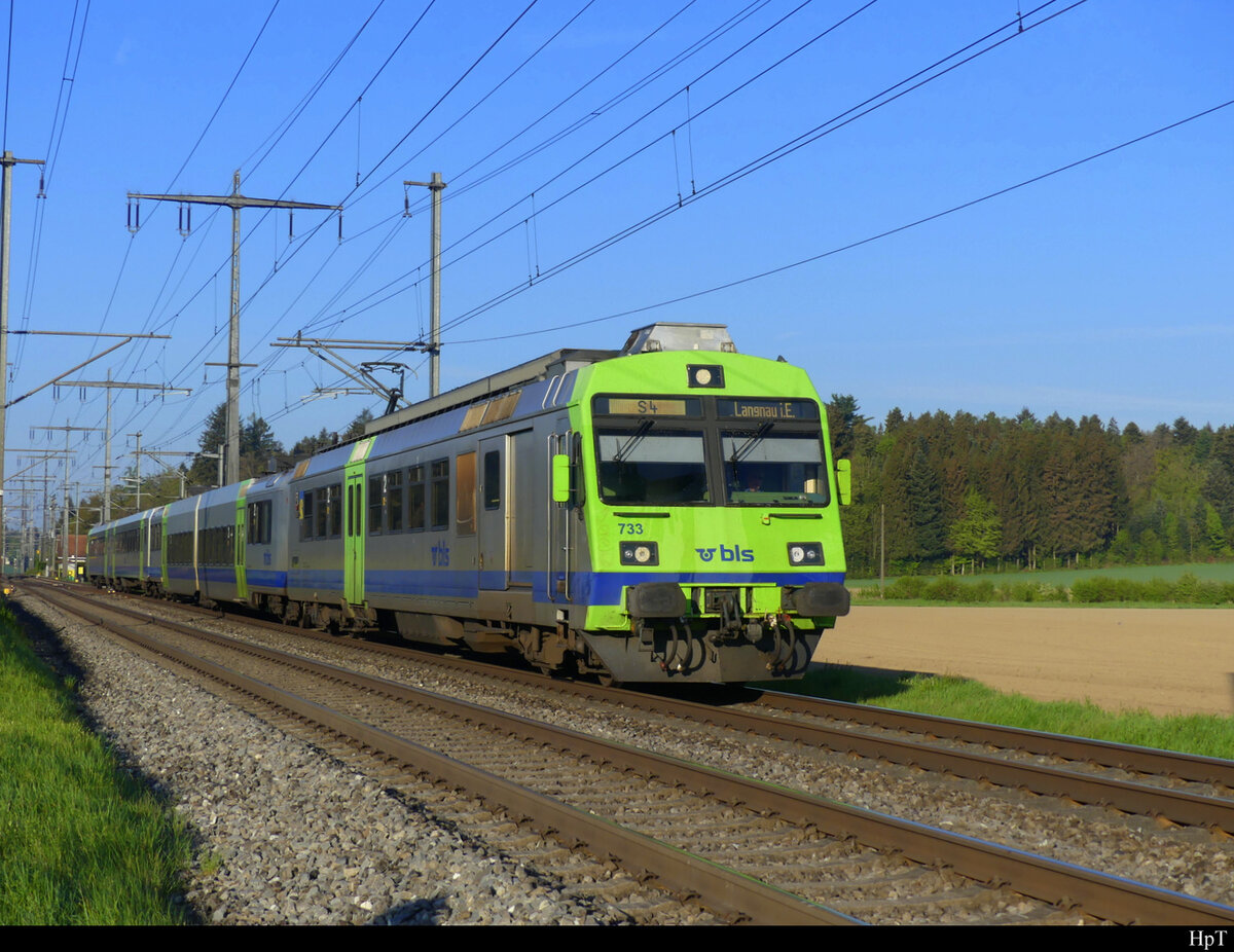 BLS - Regio nach Langnau an der Spitze der RBDe 4/4  565 733 unterwegs bei Lyssach am 02.05.2022