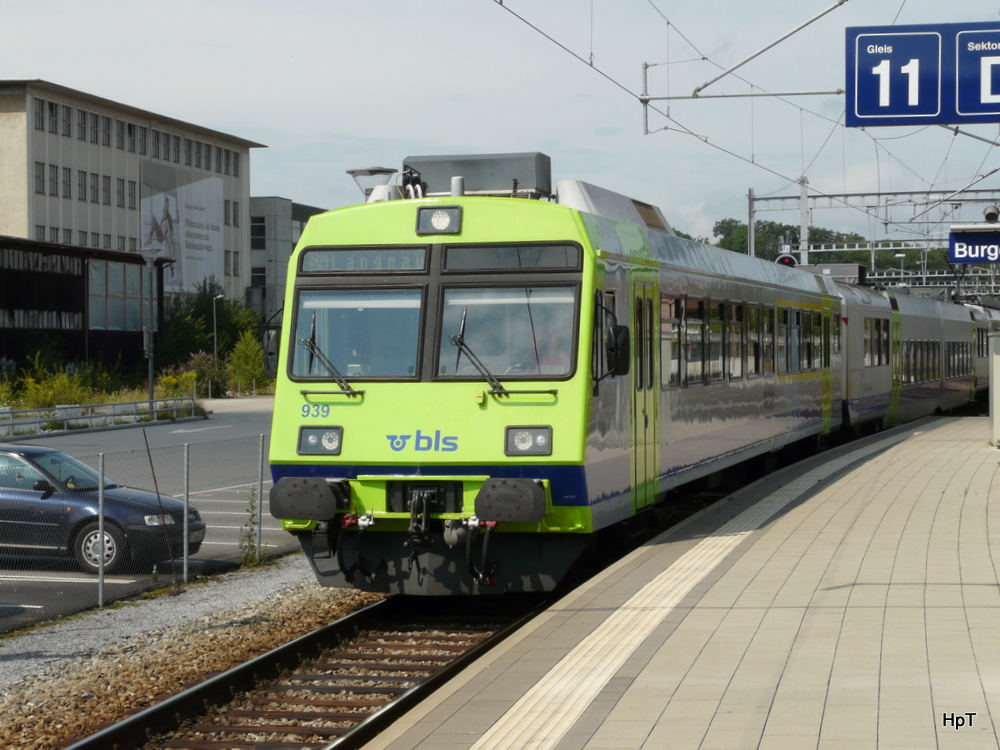 BLS - Regio nach Langnau auf der S4 an der Spitze des Zuges der Steuerwagen ABt 50 85 80-35 939 bei der einfahrt im Bahnhof Burgdorf am 10.08.2014