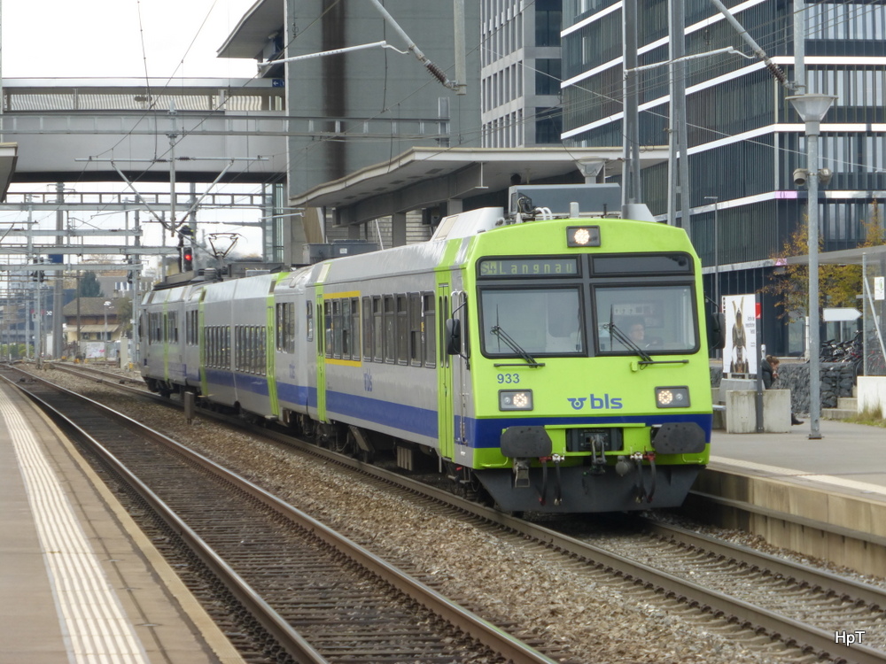 BLS - Regio nach Langnau mit dem Steuerwagen ABt 50 85 80-35 933-1 an der Spitze in der Haltestelle Bern Wankdorf am 09.11.2014
