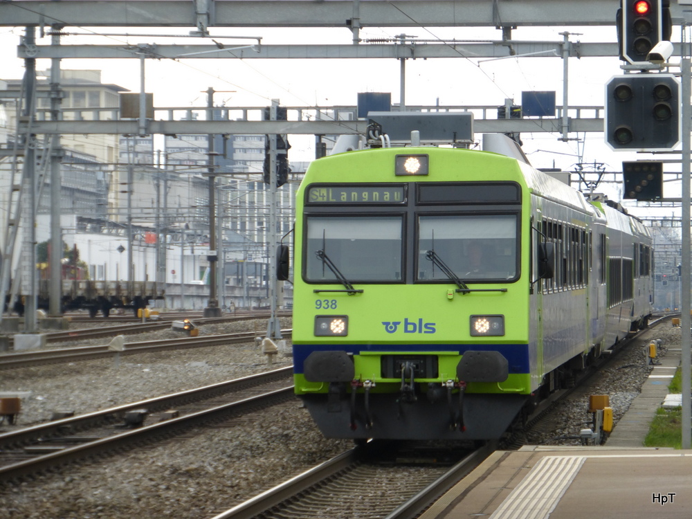 BLS - Regio nach Langnau mit dem Steuerwagen ABt 50 85 80-35 938 an der Spitze bei der zufahrt in die Haltestelle Bern Wankdorf am 09.11.2014
