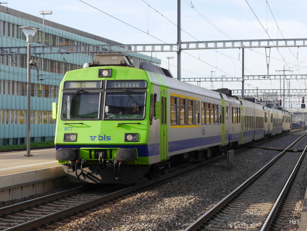 BLS - Regio nach Langnau an der Spitze der Steuerwagen ABt 50 85 80-35 977-8 bei der einfahrt in den Bahnhof Gümligen am 22.11.2014