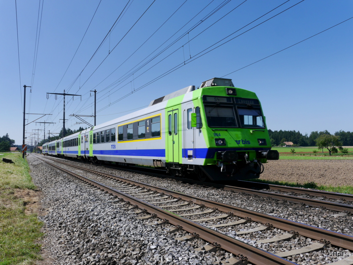 BLS - Regio nach Langnau an der Spitze der Steuerwagen ABt 50 85 80-35 964-6 unterwegs bei Lyssach am 22.08.2015